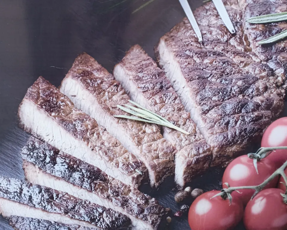 Tranches de viande grillée et tomates cerises, affiche du restaurant