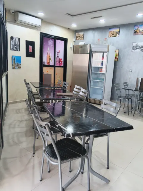 La salle du restaurant avec ses tables en marbre noir